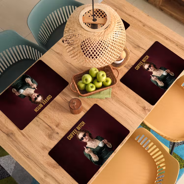 Koffie - Vrouw - Middelvinger Placemat vinyl groot -zzsfeer5_Kitchenyeah-website