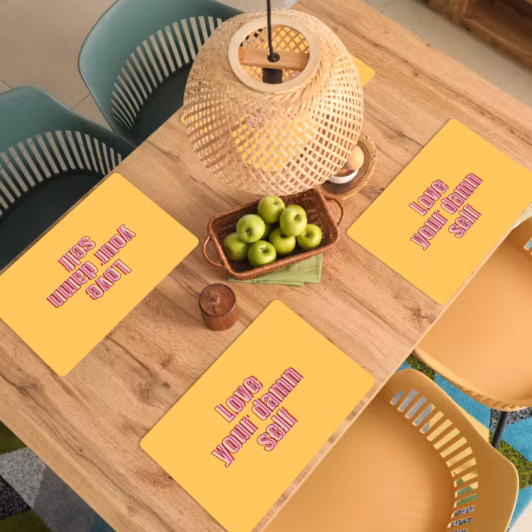 Love yourself - Roze - Geel Placemat vinyl groot -zzsfeer5_Kitchenyeah-website