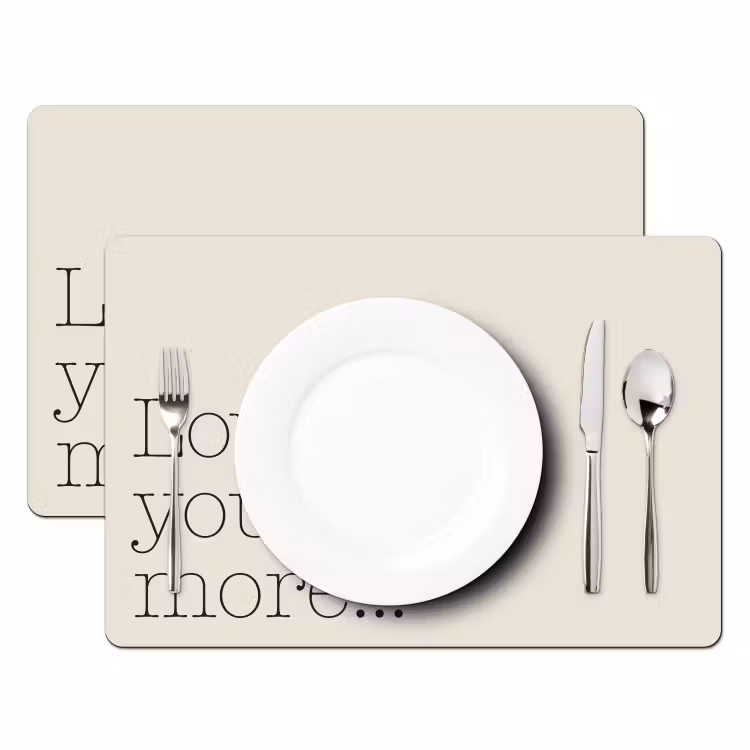 Minimalistisch - Love - Beige Placemat vinyl groot -zzsfeer2_Kitchenyeah-website