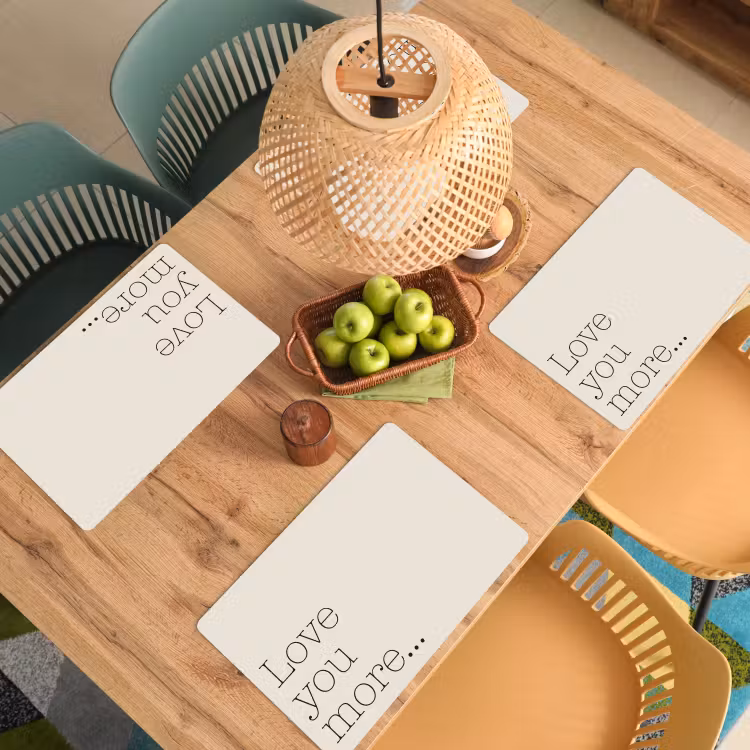 Minimalistisch - Love - Beige Placemat vinyl groot -zzsfeer5_Kitchenyeah-website