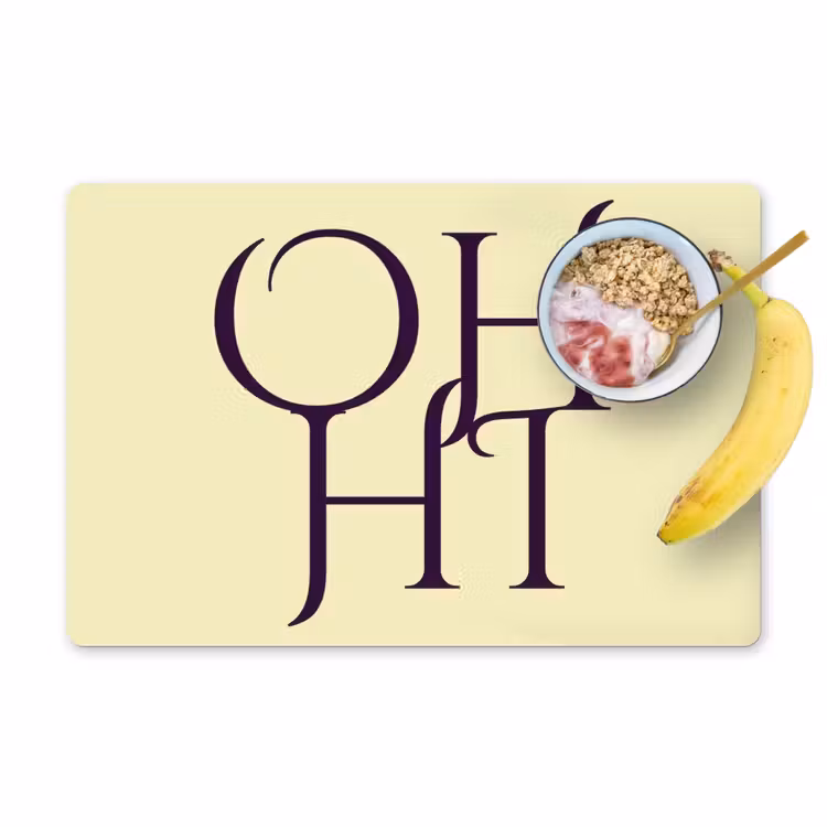 Oh hi - Geel - Monogram Placemat vinyl groot -zzzproduct_Kitchenyeah-website