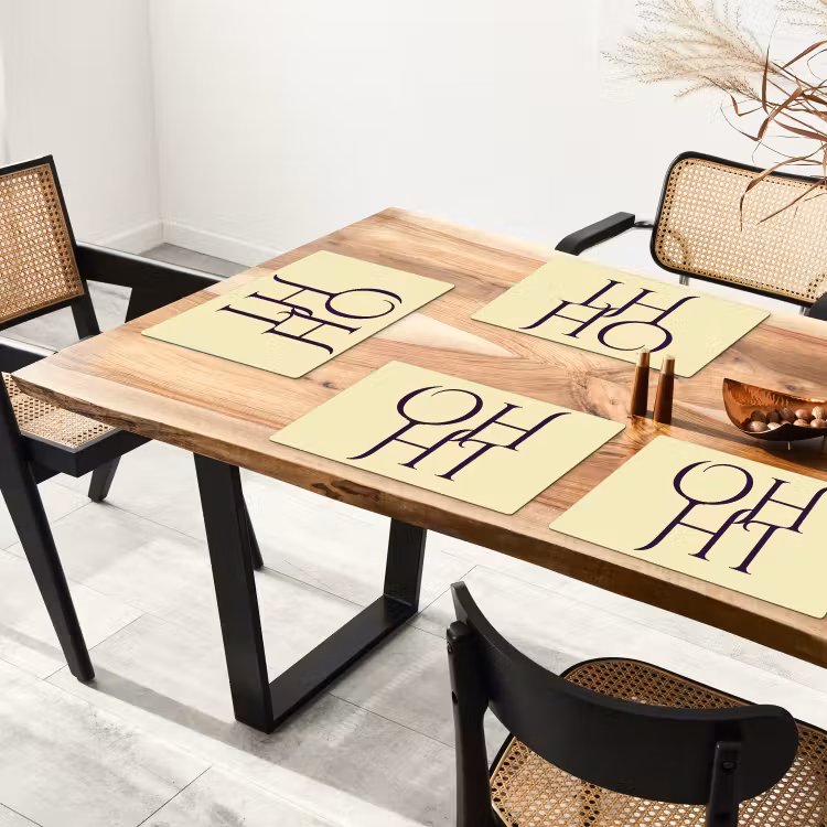 Oh hi - Geel - Monogram Placemat vinyl groot -zzsfeer4_Kitchenyeah-website