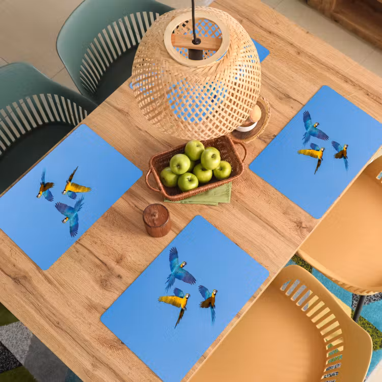 Papagaai - Vliegen - Blauw - Geel Placemat vinyl groot -zzsfeer5_Kitchenyeah-website
