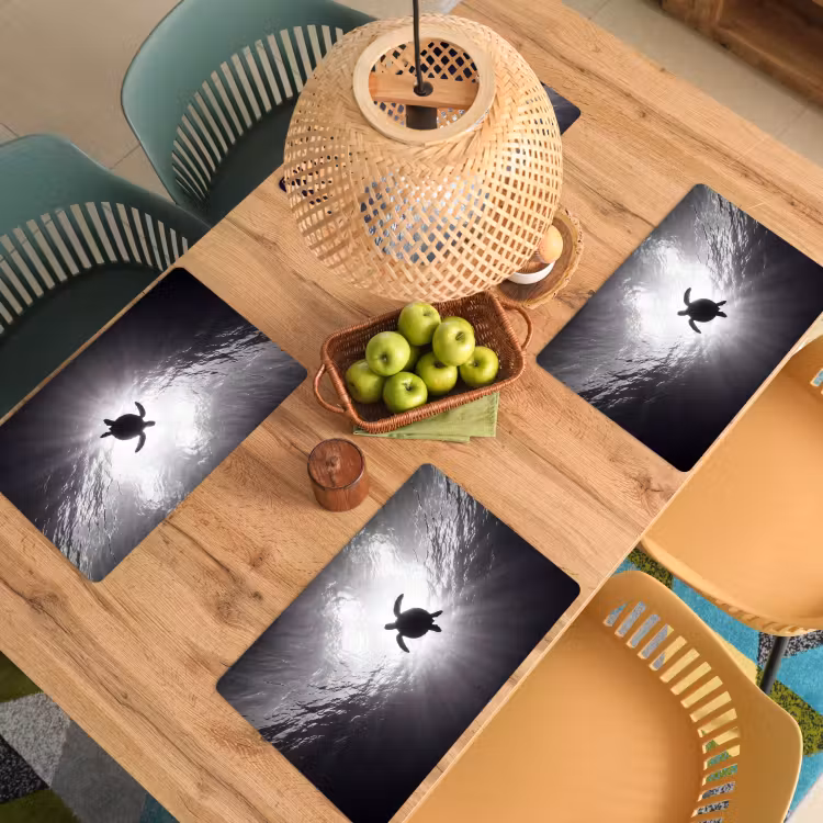 Schildpad - Onderwater - Lichtstralen - Oceaan - Zwart-wit Placemat vinyl groot -zzsfeer5_Kitchenyeah-website
