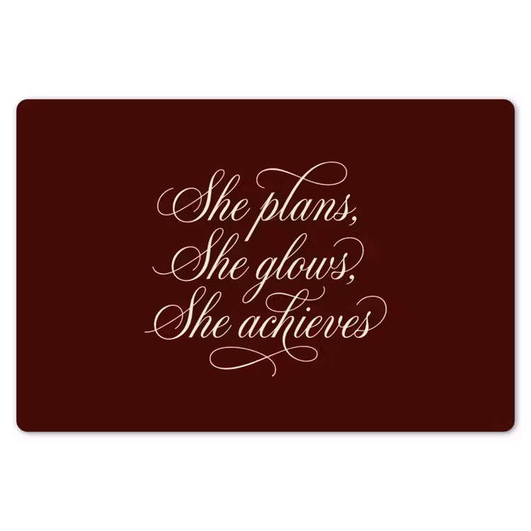 She plans she glows she achieves - Rood - Cursief Placemat vinyl groot -zzsfeer1_Kitchenyeah-website