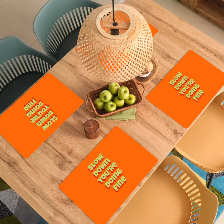 Slow down you're doing fine - Oranje - Simple Placemat vinyl groot -zzsfeer5_Kitchenyeah-website