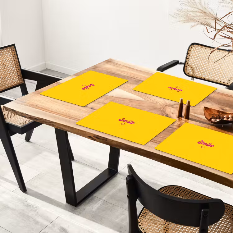 Smile - Geel - Roze Placemat vinyl groot -zzsfeer4_Kitchenyeah-website