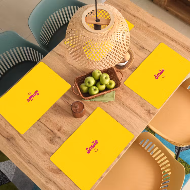 Smile - Geel - Roze Placemat vinyl groot -zzsfeer5_Kitchenyeah-website