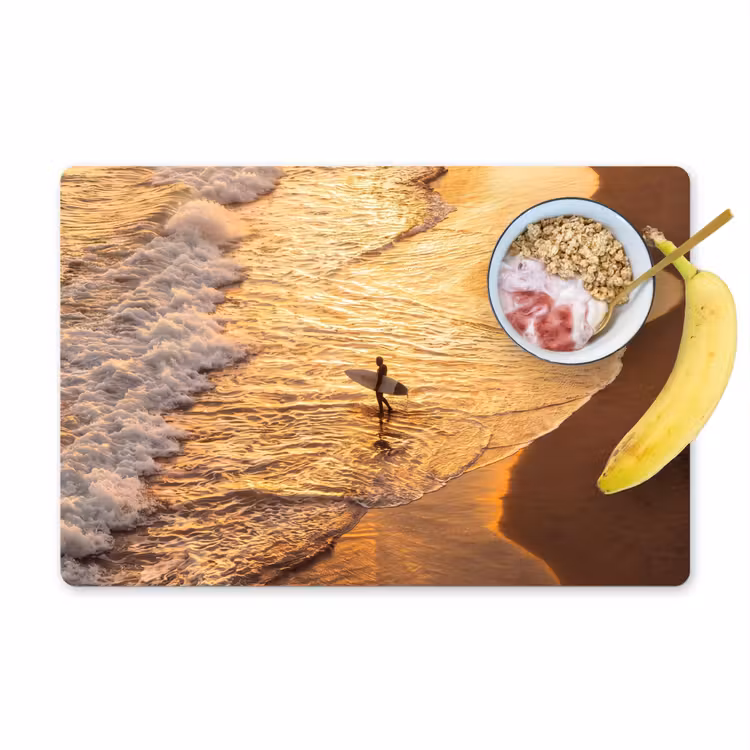 Surfer - Strand - Zonsondergang - Oceaan - Goud Placemat vinyl groot -zzzproduct_Kitchenyeah-website