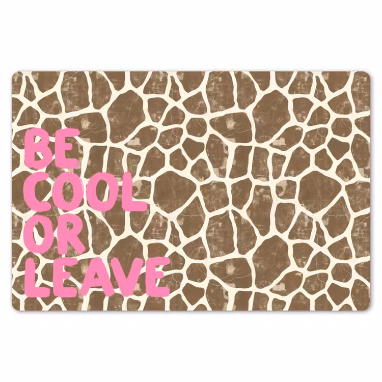 Tekst - Be cool or leave - Roze - Giraffenprint Placemat vinyl groot -zzsfeer1_Kitchenyeah-website