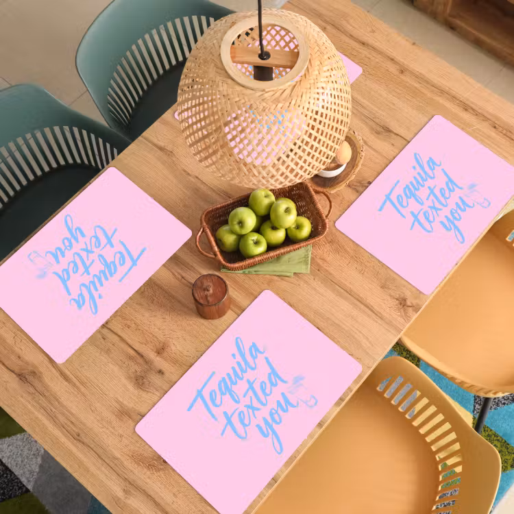 Tequila texted you - Roze - Blauw Placemat vinyl groot -zzsfeer5_Kitchenyeah-website