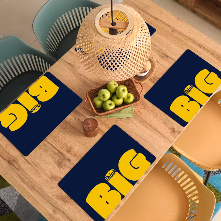 Think big - Blauw - Geel Placemat vinyl groot -zzsfeer5_Kitchenyeah-website