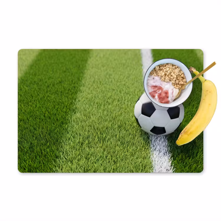 Voetbal - Grasveld - Sport - Groen Placemat vinyl groot -zzzproduct_Kitchenyeah-website