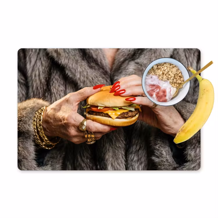 Vrouw - Hamburger - Bontjas Placemat vinyl groot -zzzproduct_Kitchenyeah-website