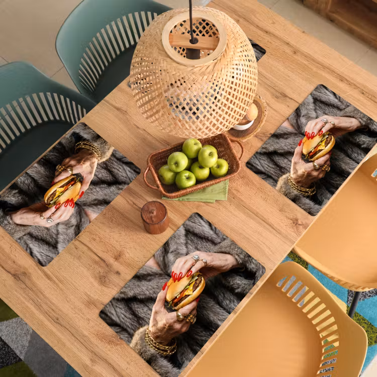 Vrouw - Hamburger - Bontjas Placemat vinyl groot -zzsfeer5_Kitchenyeah-website