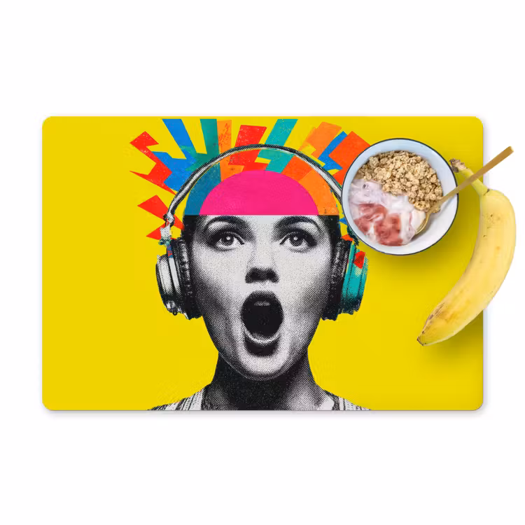 Vrouw - Koptelefoon - Geel Placemat vinyl groot -zzzproduct_Kitchenyeah-website