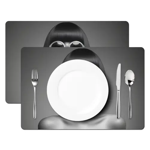 Vrouw - Zwart Wit - Ketting - Zonnebril Placemat vinyl groot -zzsfeer2_Kitchenyeah-website