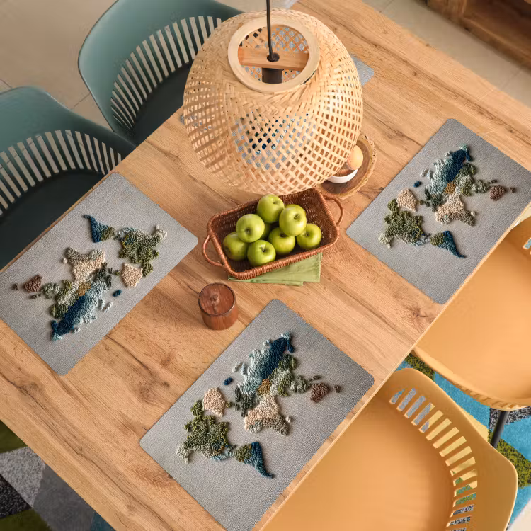 Wereldkaart - Geborduurd - Aardetinten Placemat vinyl groot -zzsfeer5_Kitchenyeah-website