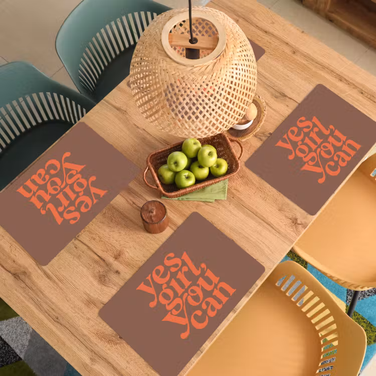 Yes girl you can - Oranje - Bruin Placemat vinyl groot -zzsfeer5_Kitchenyeah-website