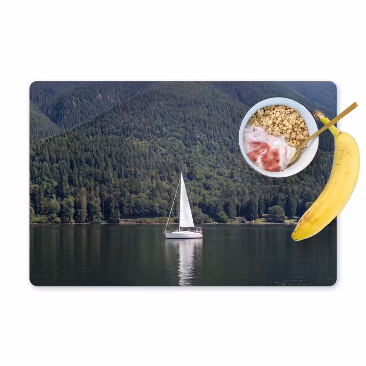 Zeilboot - Water - Bergen - Natuur - Groen Placemat vinyl groot -zzzproduct_Kitchenyeah-website