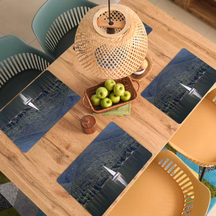 Zeilboot - Water - Bergen - Natuur - Groen Placemat vinyl groot -zzsfeer5_Kitchenyeah-website