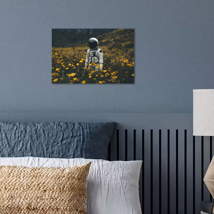 Astronaut - Bloemen - Veld - Geel poster papier klein -sfeer2