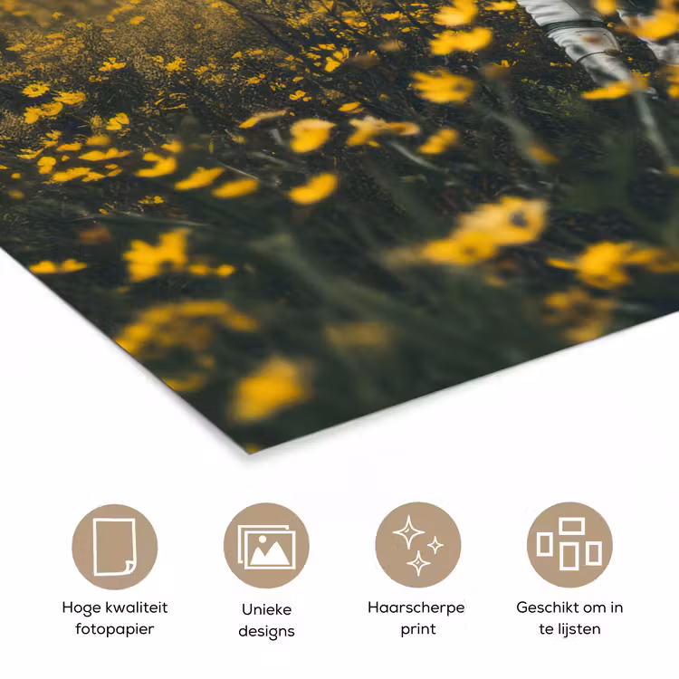 Astronaut - Bloemen - Veld - Geel poster papier klein -closeup_NL