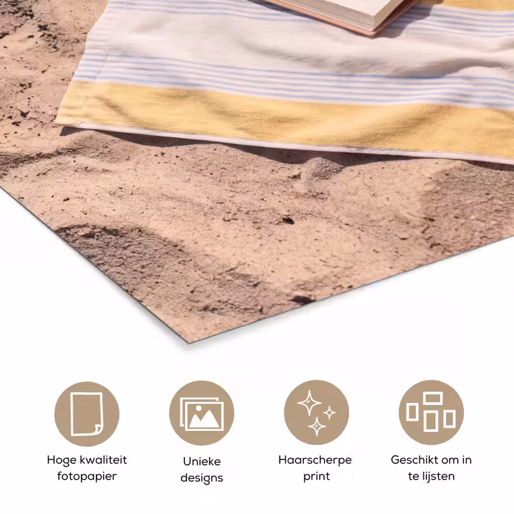 Boek - Zonnebril - Strand - Zomer - Geel poster papier klein -closeup_NL