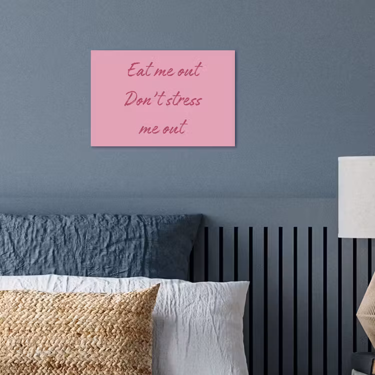 Eat me out don't stress me out - Roze - Handgeschreven poster papier klein -sfeer2