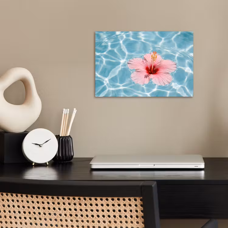 Hibiscus - Water - Roze poster papier klein -sfeer1