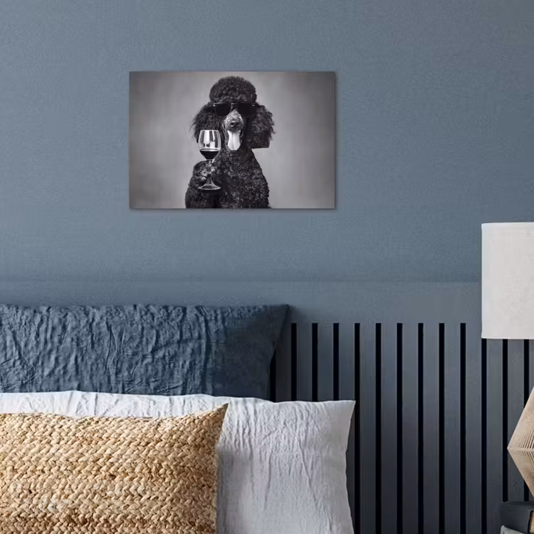 Hond - Krullen - Zonnebril - Wijn poster papier klein -sfeer2