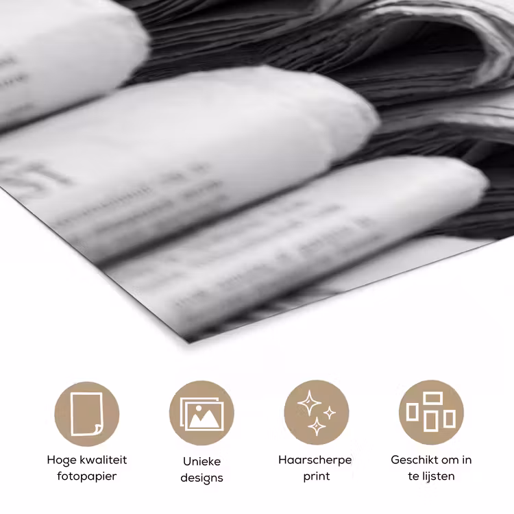 Krant - Stapel - Nieuws - Zwart-wit - Media poster papier klein -closeup_NL