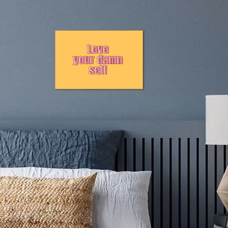 Love yourself - Roze - Geel poster papier klein -sfeer2