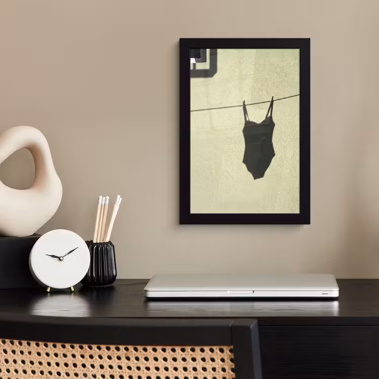 Badpak - Schaduw - Muur - Zomer - Minimalistisch fotolijst zwart zonder passe partout klein -sfeer1