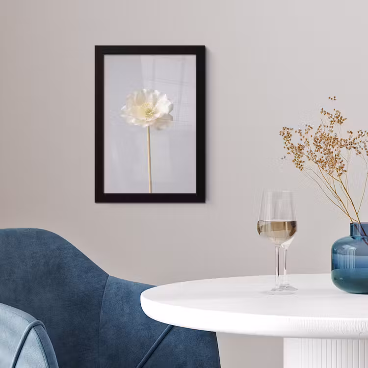 Bloem - Minimalistisch -Wit fotolijst zwart zonder passe partout klein -sfeer4