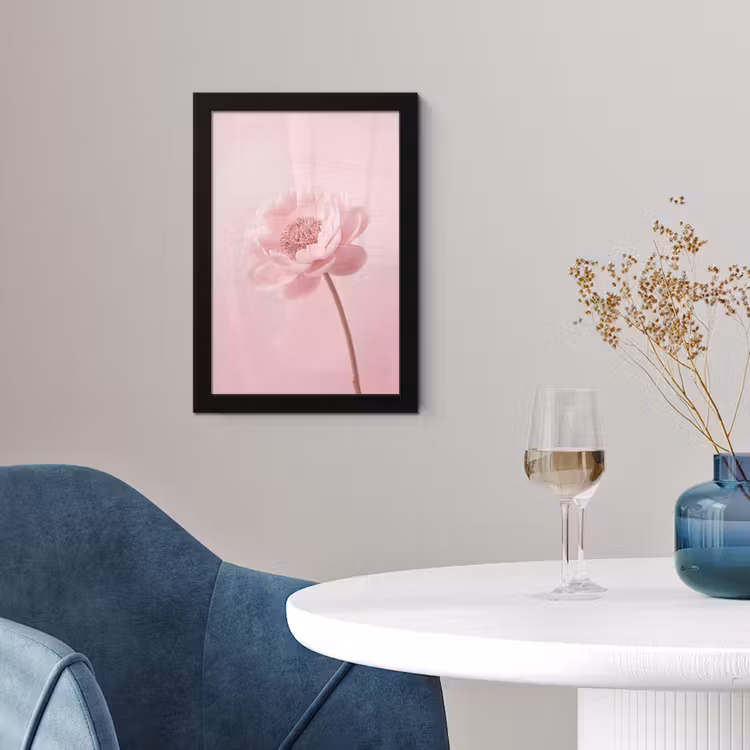 Bloem - Pioenroos - Roze fotolijst zwart zonder passe partout klein -sfeer4
