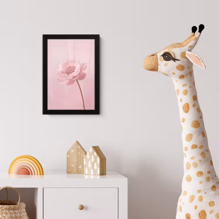 Bloem - Pioenroos - Roze fotolijst zwart zonder passe partout klein -usfeer4_kinderkamer