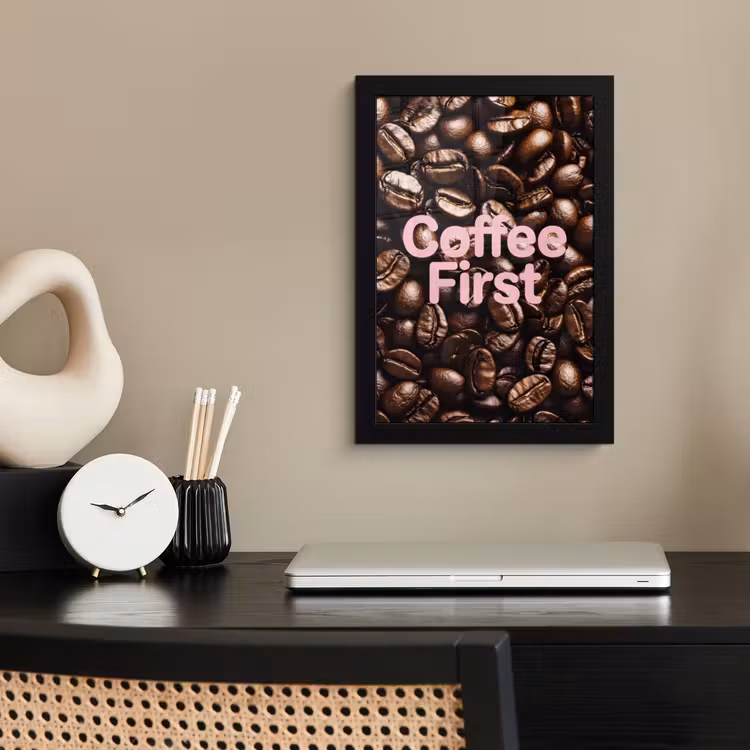 Coffee First - Koffiebonen - Roze fotolijst zwart zonder passe partout klein -sfeer1