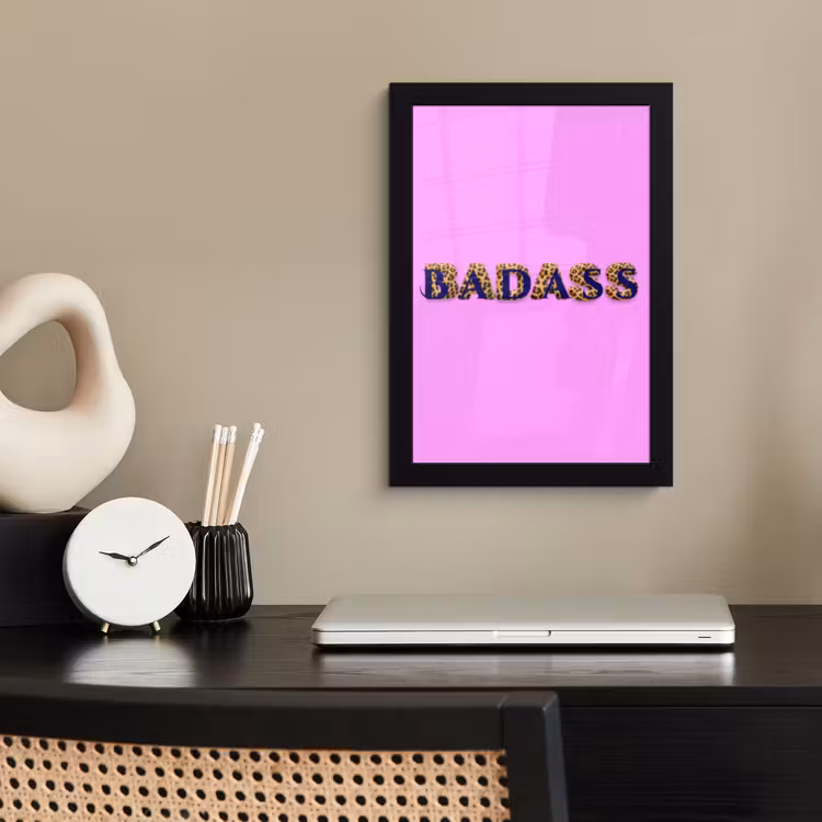 Felroze - Badass - Panterprint - Schaduw fotolijst zwart zonder passe partout klein -sfeer1