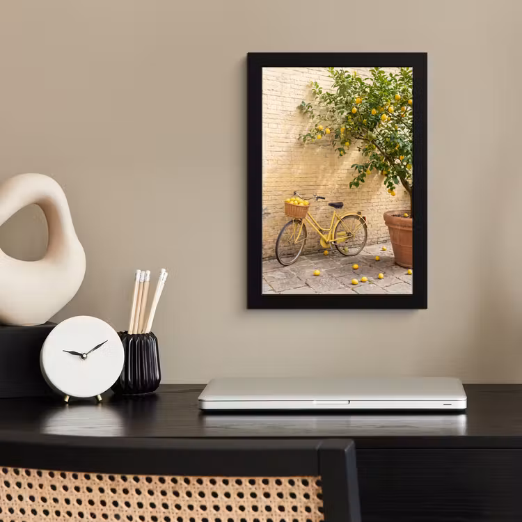 Fiets - Mand - Eten - Geel - Zomer fotolijst zwart zonder passe partout klein -sfeer1