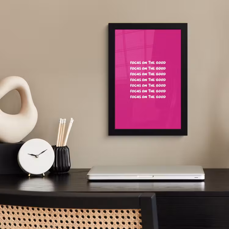 Focus on the good - Roze - wit fotolijst zwart zonder passe partout klein -sfeer1