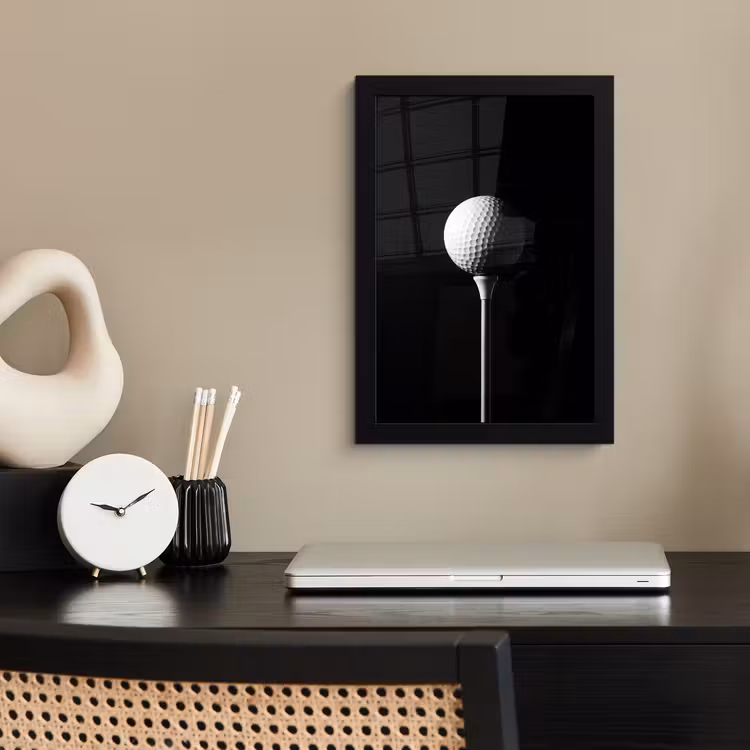 Golfbal - Minimalistisch - Wit fotolijst zwart zonder passe partout klein -sfeer1