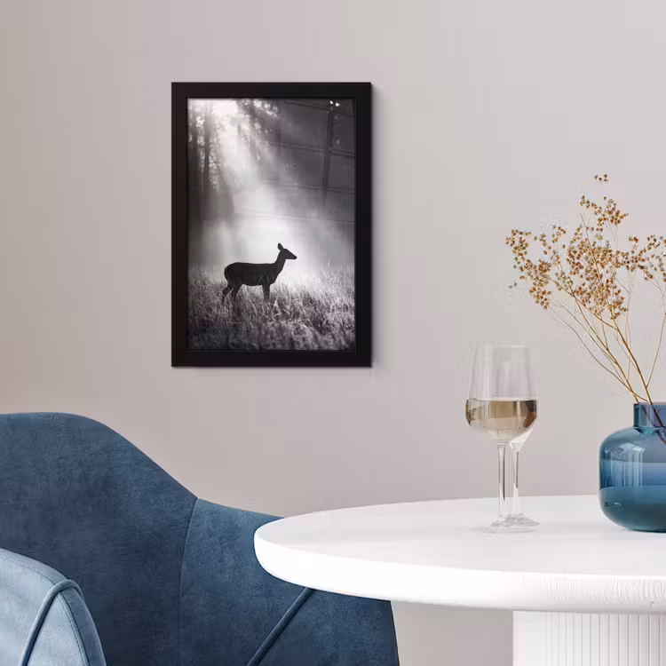 Hert - Bos - Zonnestralen - Zwart-wit - Natuur fotolijst zwart zonder passe partout klein -sfeer4