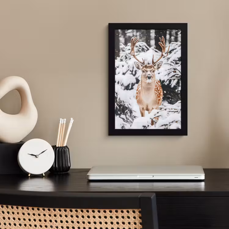 Hert - Sneeuw - Winter - Bos - Dieren fotolijst zwart zonder passe partout klein -sfeer1