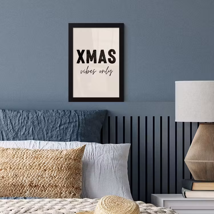 Kerst - Spreuk - xmas vibes only - Beige fotolijst zwart zonder passe partout klein -sfeer3