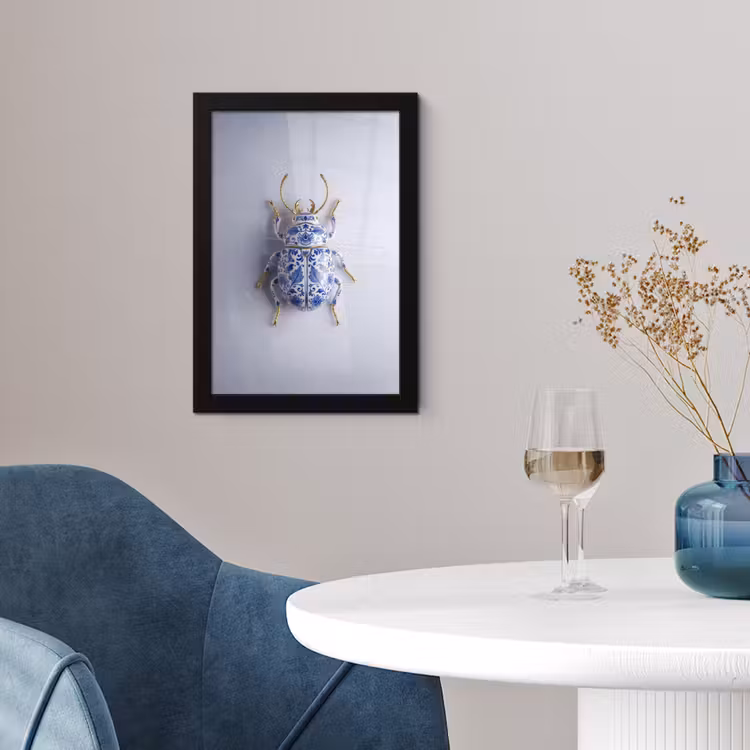 Kever - Delfts  - Blauw - Goud fotolijst zwart zonder passe partout klein -sfeer4