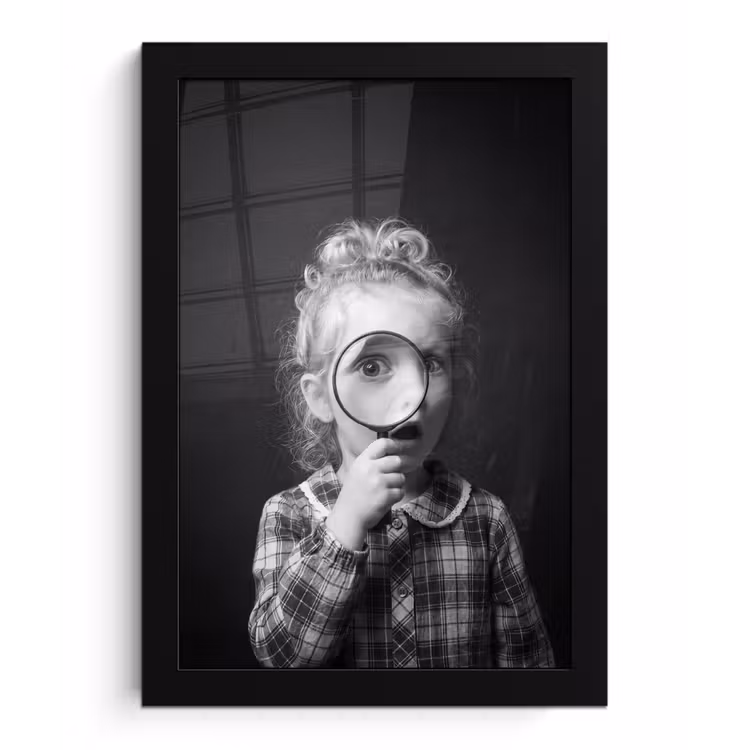 Kind - Vergrootglas - Portret - Zwart-wit fotolijst zwart zonder passe partout klein -3d