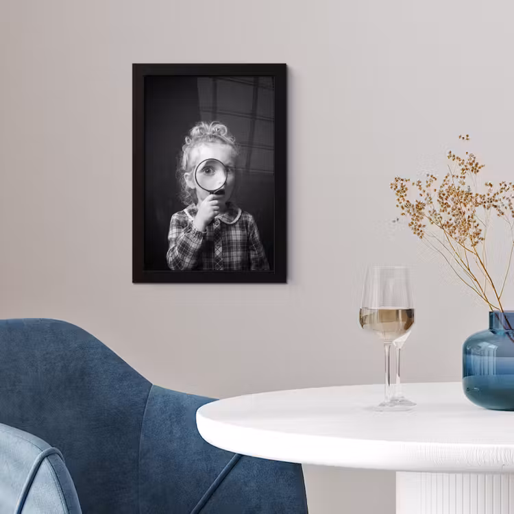 Kind - Vergrootglas - Portret - Zwart-wit fotolijst zwart zonder passe partout klein -sfeer4