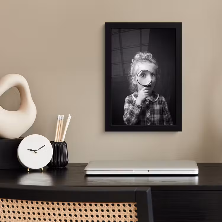 Kind - Vergrootglas - Portret - Zwart-wit fotolijst zwart zonder passe partout klein -sfeer1