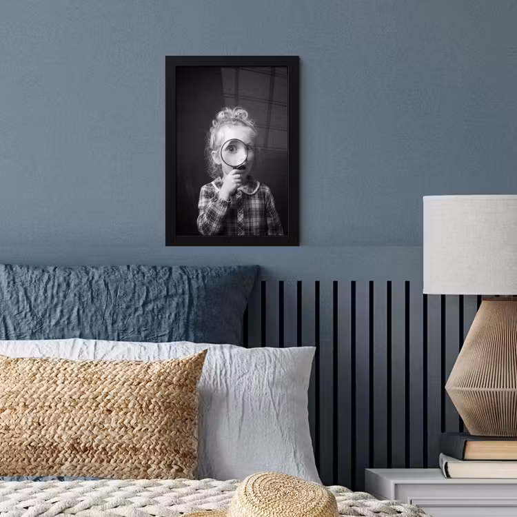 Kind - Vergrootglas - Portret - Zwart-wit fotolijst zwart zonder passe partout klein -sfeer3
